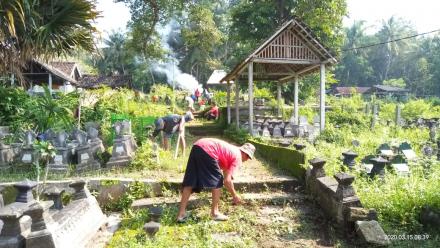 Menyambut Nyadran, Warga Bergotong-royong Membersihkan Area Makam Sewu